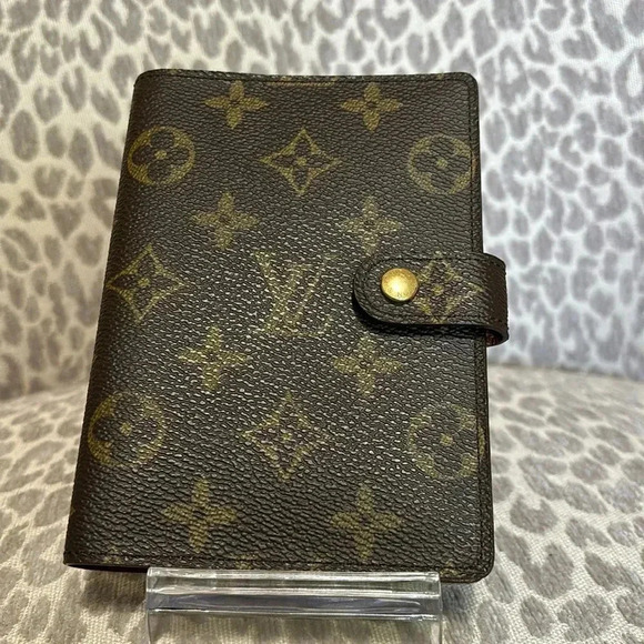 Louis Vuitton Handbags - Louis Vuitton agenda w/ruler